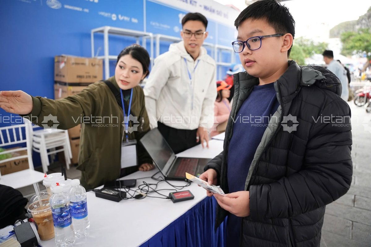 Nhân sự tiếp nhận và hướng dẫn vận động viên tại khu vực giải chạy
