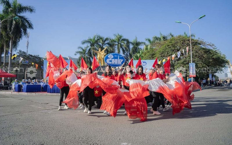 Không gian khai mạc Giải chạy với nhận diện và tiết mục biểu diễn