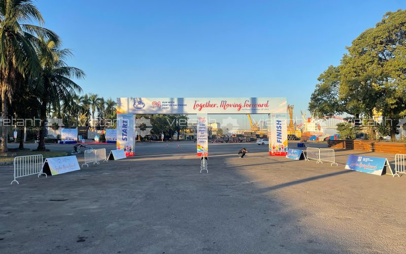 Toàn cảnh cổng chào Giải chạy Run with Port of Hai Phong 2023 tại bến cảng