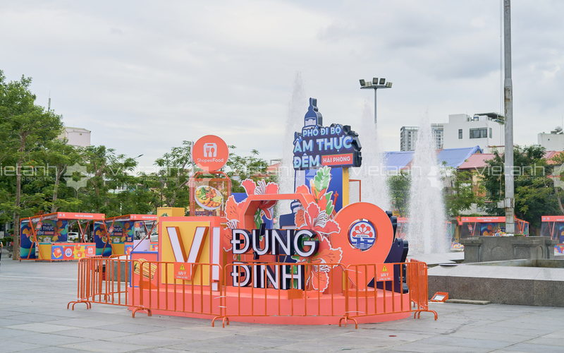 Toàn cảnh hàng rào sự kiện tại Phố đi bộ ẩm thực đêm Hải Phòng
