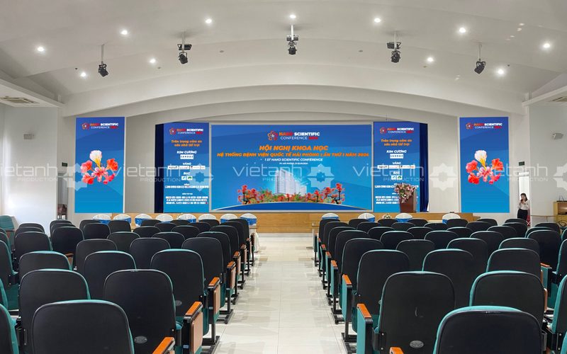 Toàn cảnh hội trường Hội nghị khoa học HAKO 2024 trước giờ đón đại biểu