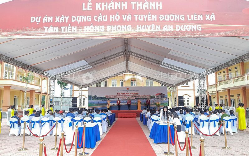 Toàn cảnh không gian lễ khánh thành cầu Hỗ và tuyến đường liên xã Tân Tiến – Hồng Phong