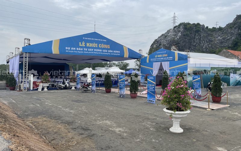 Toàn cảnh khu vực tổ chức Lễ khởi công cầu Bến Rừng