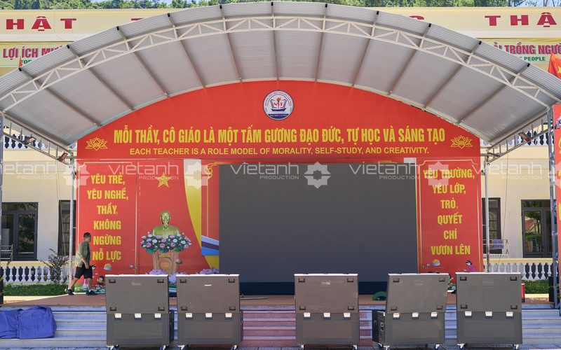 Toàn cảnh sân khấu và màn hình LED 15 m² tại Trường Tiểu học Nguyễn Văn Trỗi