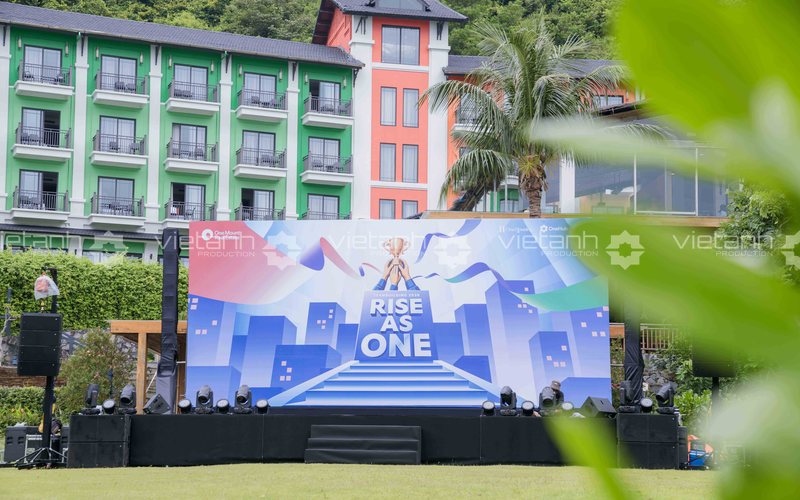 Toàn cảnh sân khấu chương trình team building Rise As One tại The May Legend Cát Bà