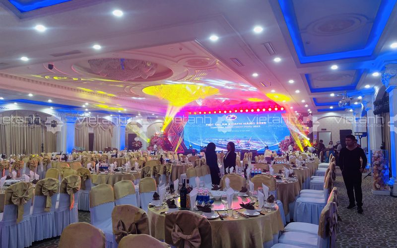 Ekip tổng duyệt ánh sáng và màn hình LED sân khấu trước giờ diễn ra sự kiện