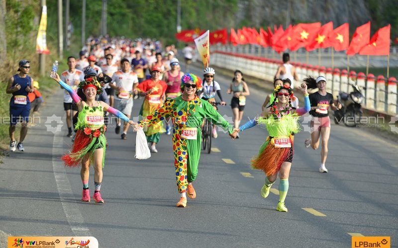 Trang phục sắc màu trên cung đường Marathon Cát Bà