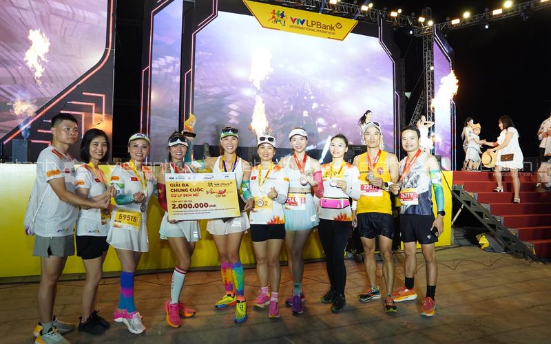 Trao giải Marathon VTV LPBank Cát Bà 2024