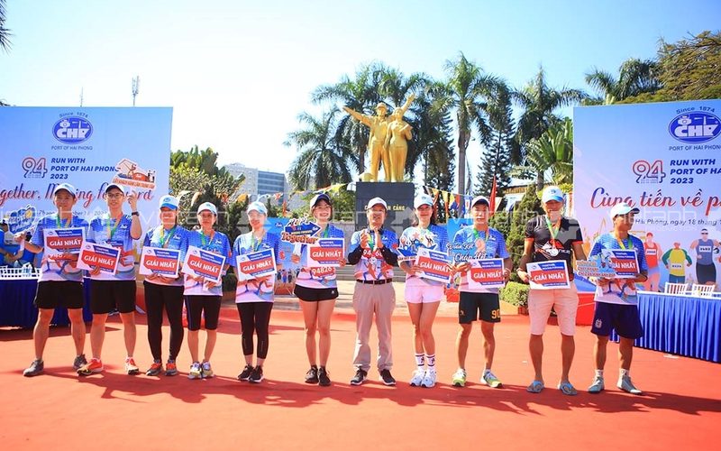Trao giải cho vận động viên tại sân khấu Giải chạy Run with Port of Hai Phong