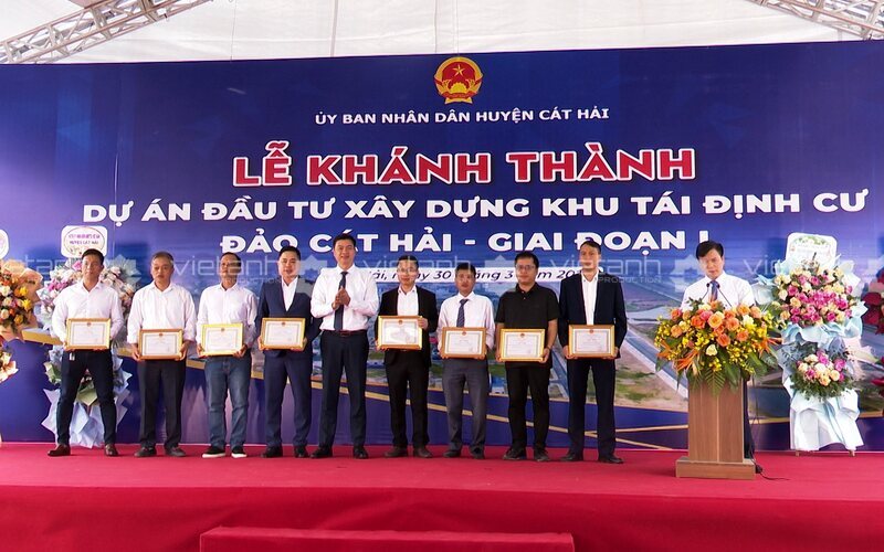 Trao giấy khen cho các tập thể và cá nhân tại Lễ khánh thành Khu tái định cư Cát Hải