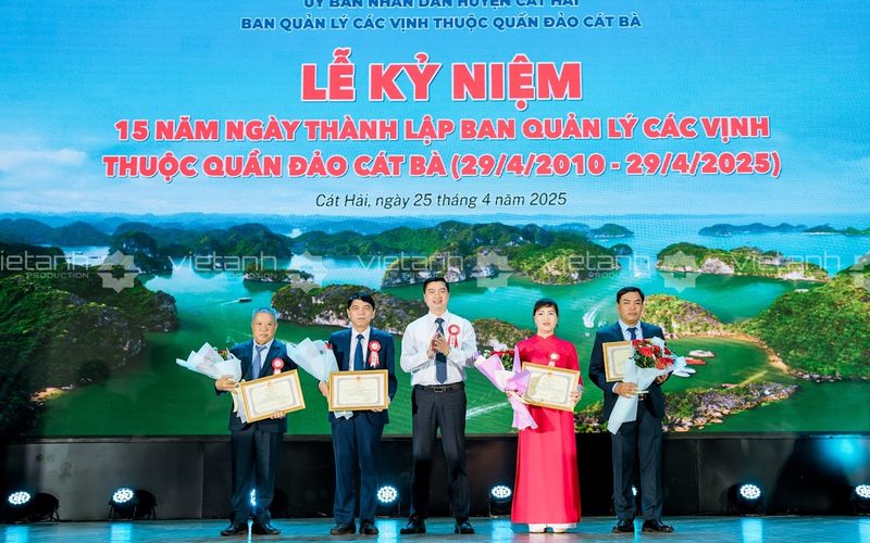 Trao tặng giấy khen trong lễ kỷ niệm 15 năm Ban Quản lý các vịnh Cát Bà
