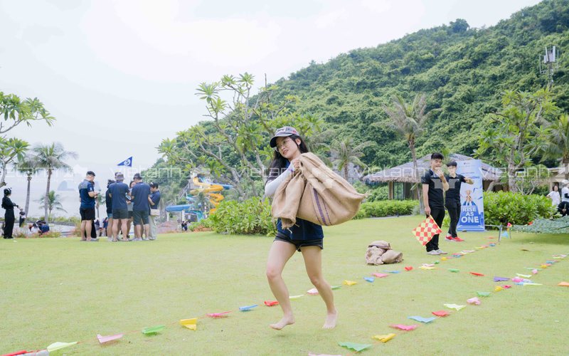 Người tham gia trò chơi team building Rise As One tại Cát Bà