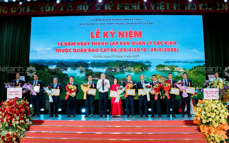 Tuyên dương tập thể và cá nhân tại lễ kỷ niệm 15 năm Ban Quản lý các vịnh Cát Bà
