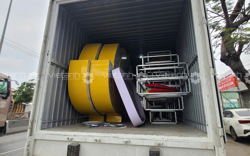 Vận chuyển cấu kiện mô hình cổ động đến công trường