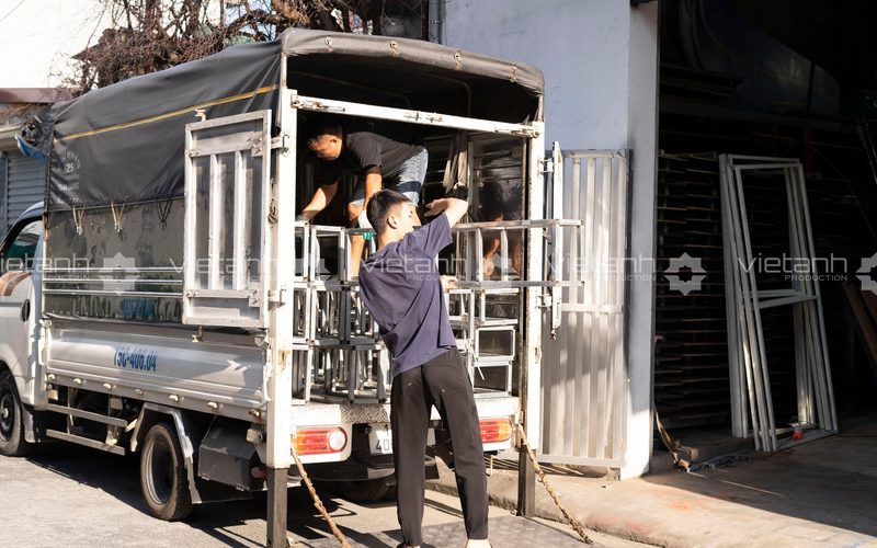 Vận chuyển khung khán đài sự kiện từ kho Viet Anh Production