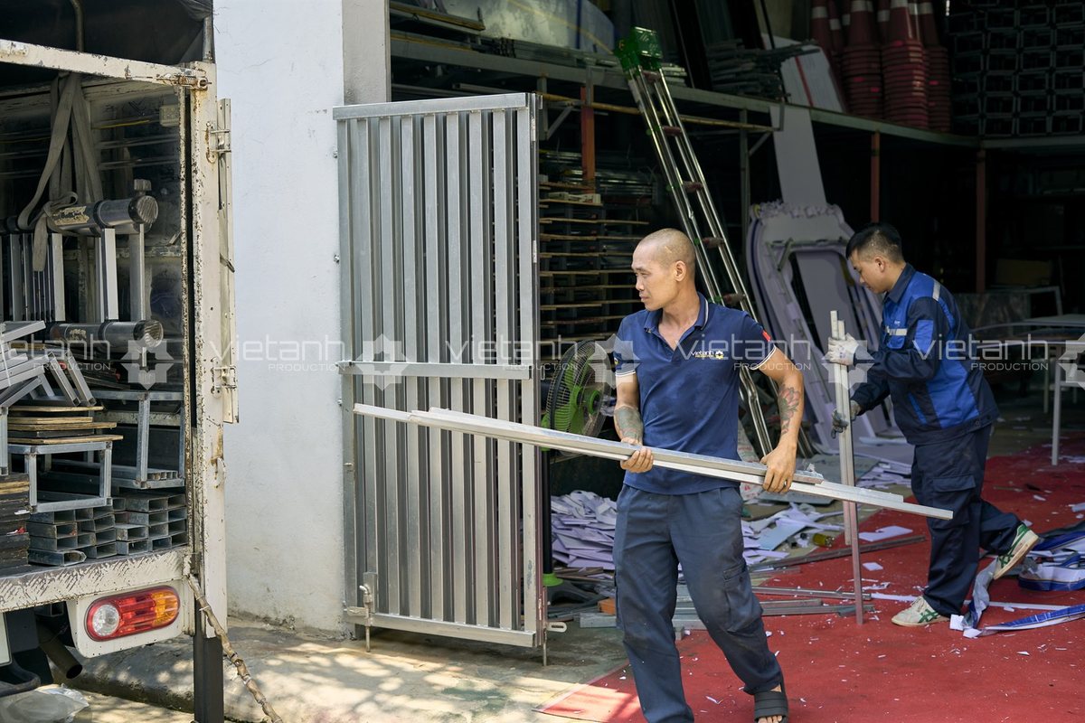 Nhân sự Viet Anh Production vận chuyển khung sân khấu sự kiện