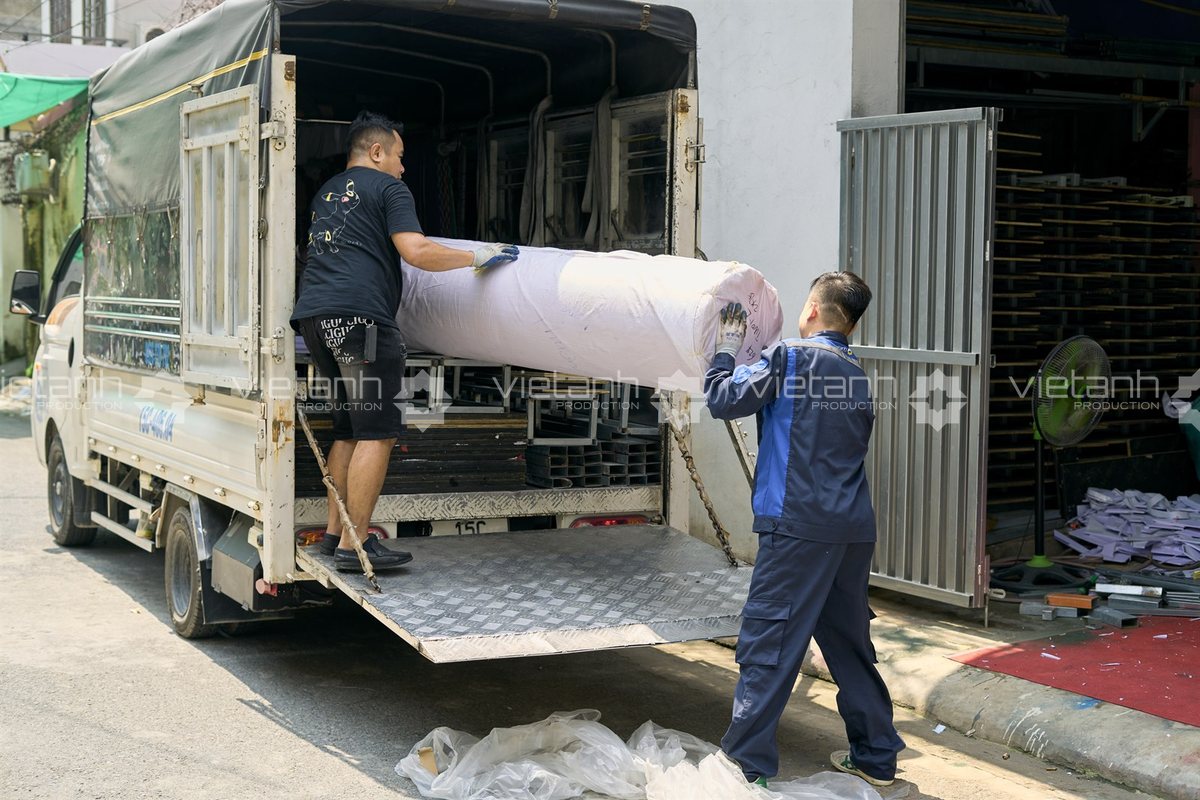 Đội ngũ Viet Anh Production vận chuyển mái nhà bạt sự kiện lên xe