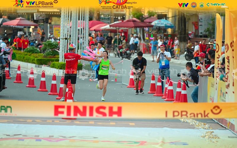 Vận động viên cán đích Giải Marathon VTV LPBank Cát Bà