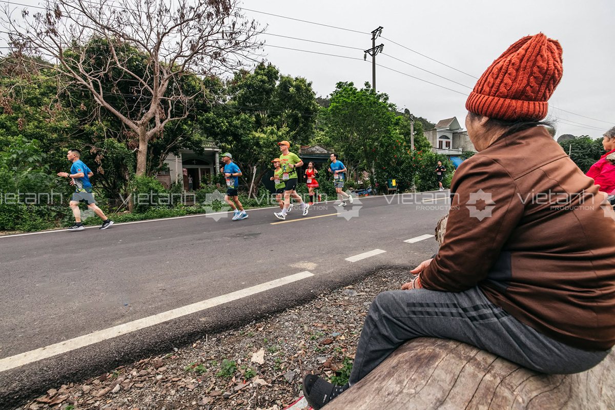Vận động viên chạy trên cung đường giải tại Cát Bà