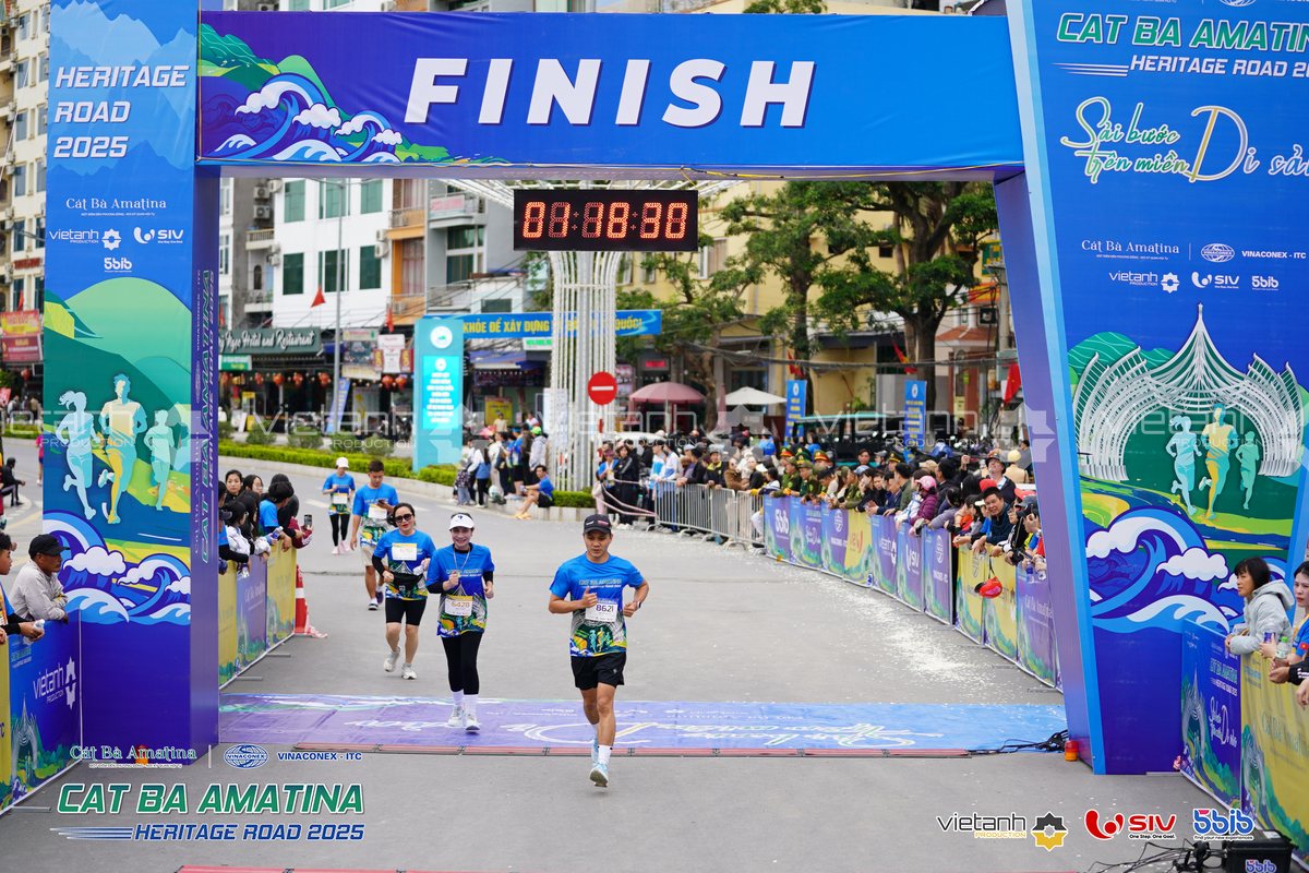 Vận động viên về đích tại giải Cát Bà Amatina Heritage Road 2025