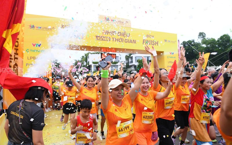 Vận động viên về đích tại Giải chạy Nhịp điệu xuyên thời gian