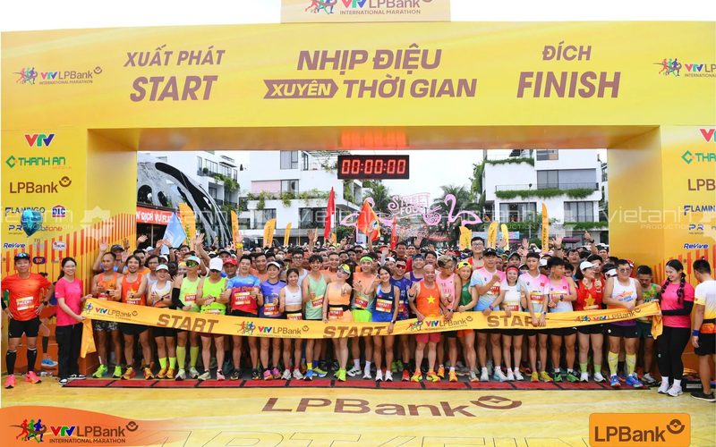 Vận động viên chuẩn bị xuất phát tại Marathon VTV LPBank 2025