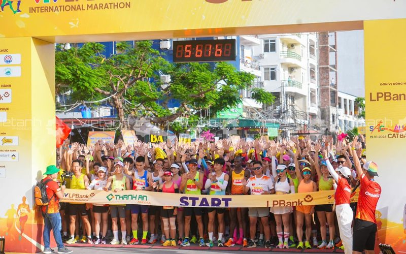 Vận động viên xuất phát tại Marathon VTV LPBank Cát Bà 2024