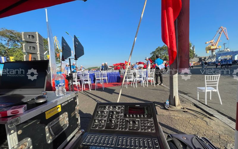 Bàn mixer và hệ thống loa line array vận hành tại Giải chạy Cảng Hải Phòng