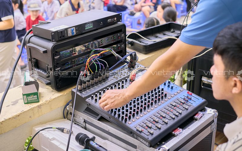 Kỹ thuật viên vận hành bàn trộn và hệ thống âm thanh Lễ khai giảng tại Trường Tiểu học Nguyễn Văn Trỗi