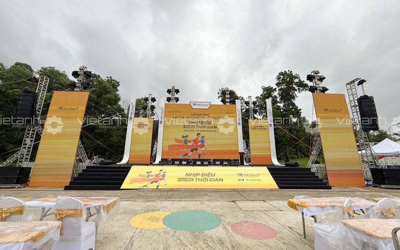 Sân khấu khai mạc Giải Marathon Quốc tế VTV LPBank 2025