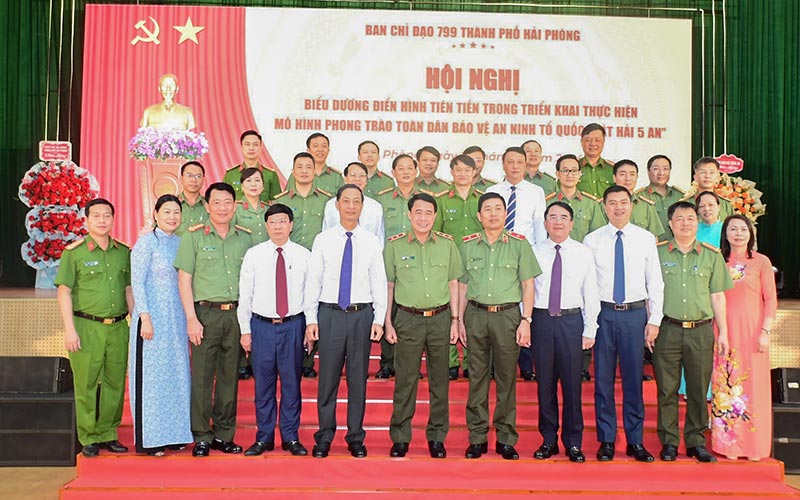 Đại biểu chụp ảnh lưu niệm sau Hội nghị “Cát Hải 5 An”