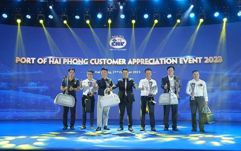 Vinh danh khách mời tại Hội nghị tri ân khách hàng Cảng Hải Phòng 2023