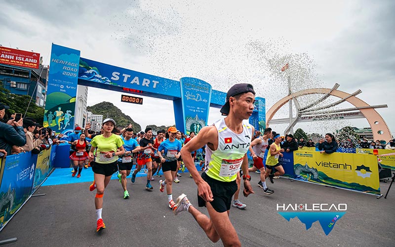 Hơn 1.500 vận động viên xuất phát tại Giải Marathon Cát Bà Amatina 2025 Chú thích: Khoảnh khắc các vận động viên bắt đầu hành trình “Sải bước trên miền di sản”.