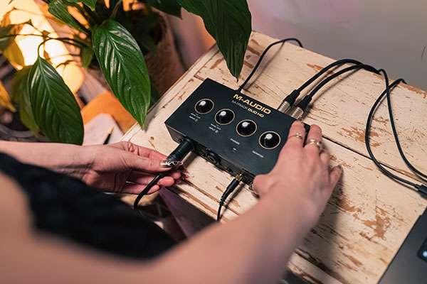 Bộ Xử Lý Âm Thanh (Audio Interface) Có Tốt Cho Biểu Diễn Trực Tiếp Không?