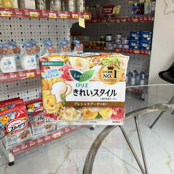 Băng vệ sinh hàng ngày siêu mỏng hương hoa tươi mát Kao Laurie (Cam - Hoa quả)