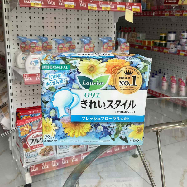 Băng vệ sinh hàng ngày siêu mỏng hương hoa thư giãn Kao Laurie (Xanh - Hương hoa)