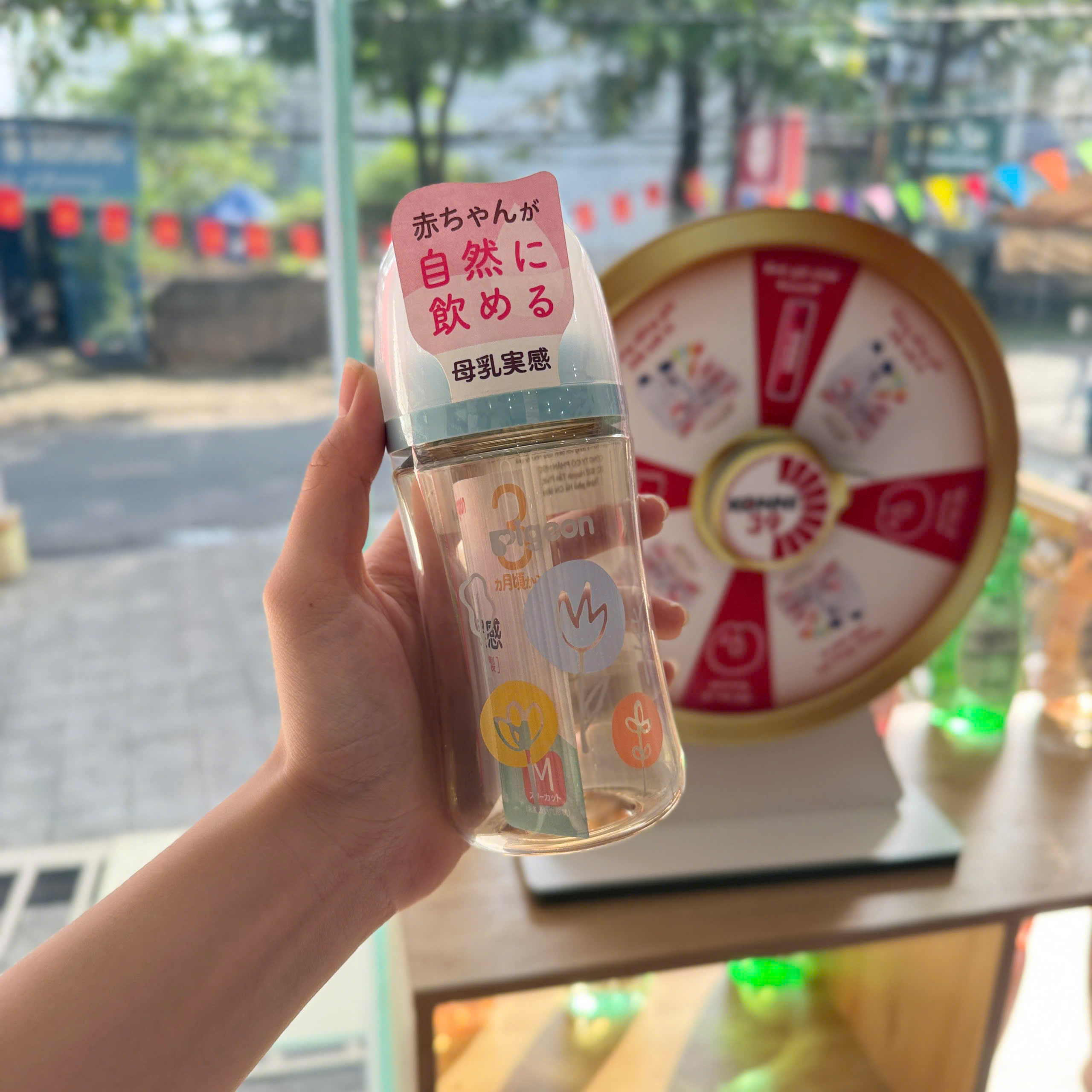 Bình sữa Pigeon cổ rộng 240ml - hình hoa (núm M)