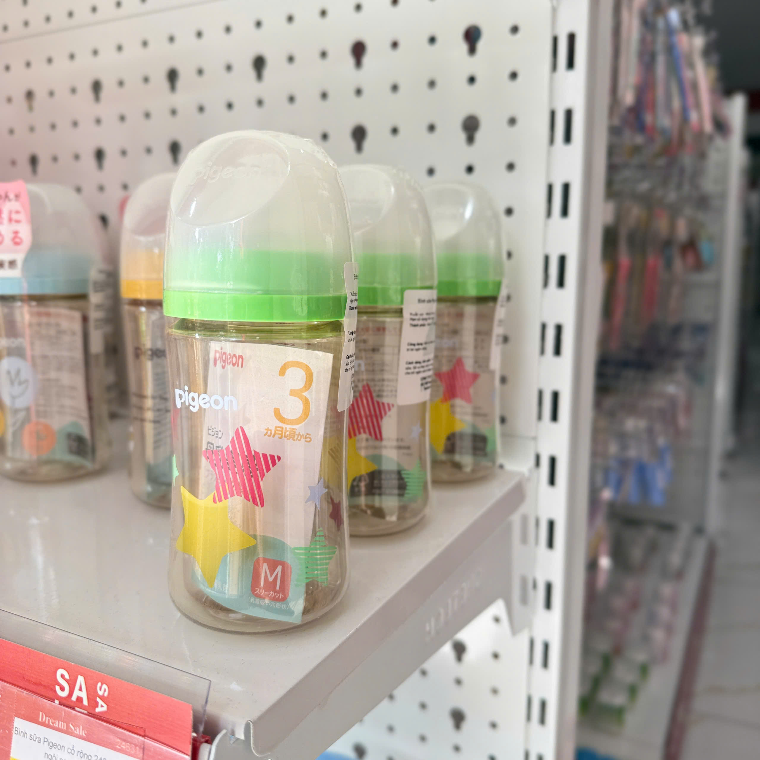 Bình sữa Pigeon cổ rộng 240ml - hình ngôi sao (núm M)