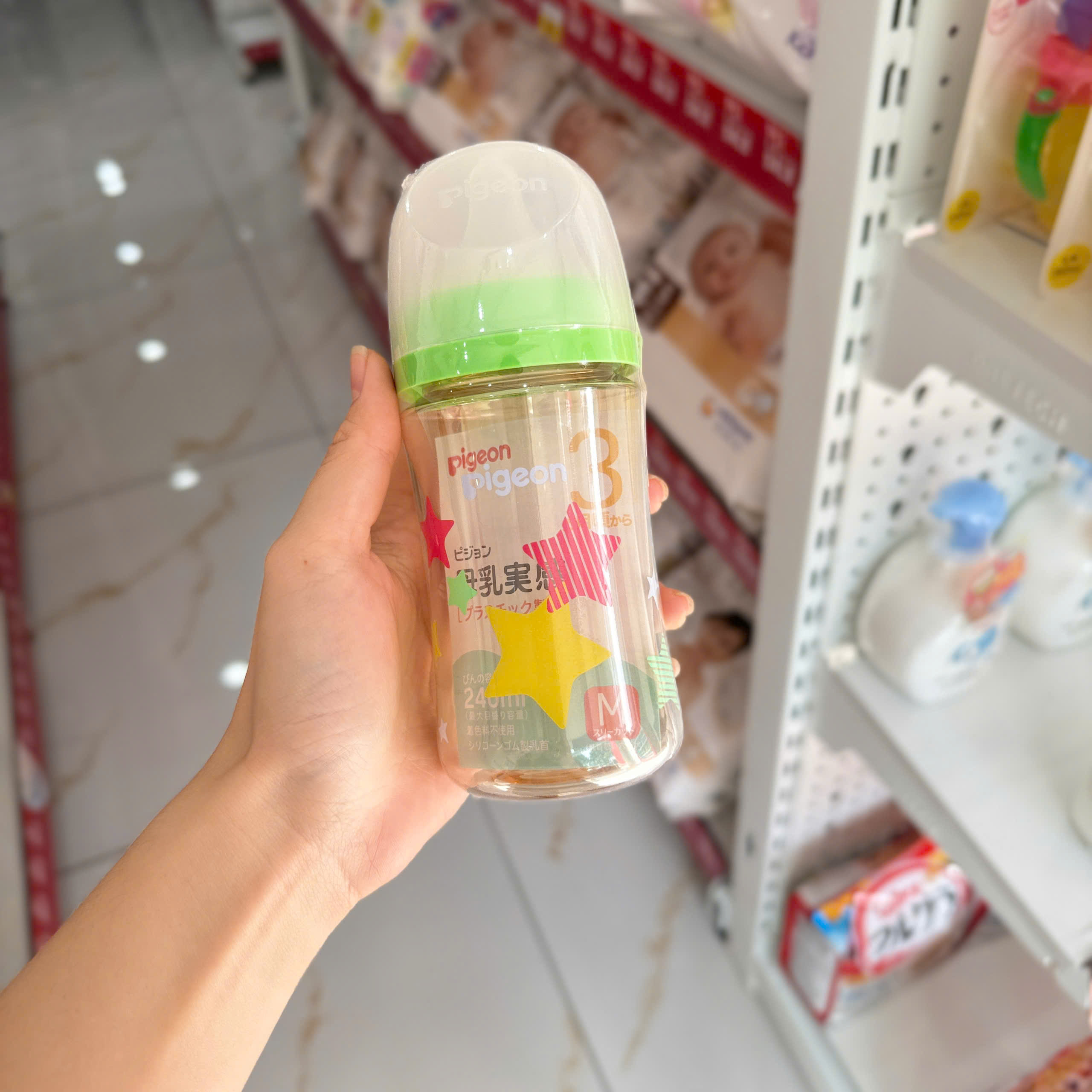 Bình sữa Pigeon cổ rộng 240ml - hình ngôi sao (núm M)