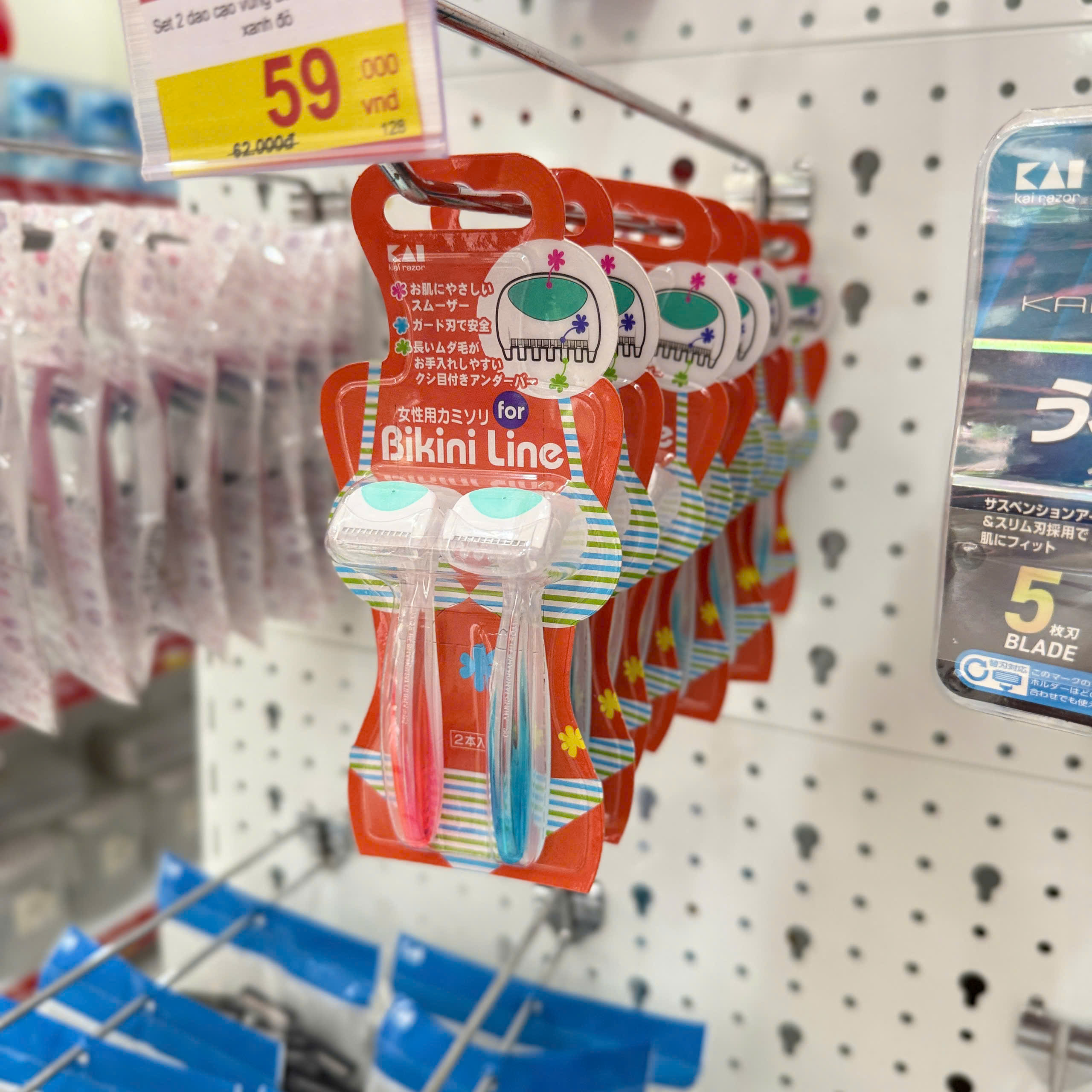 Set 2 dao cạo vùng Bikini Kai - màu xanh đỏ