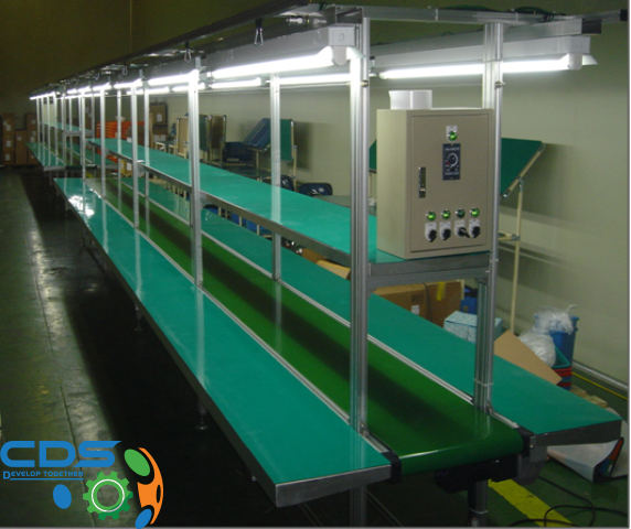 Does a feeding conveyor system have any advantages?