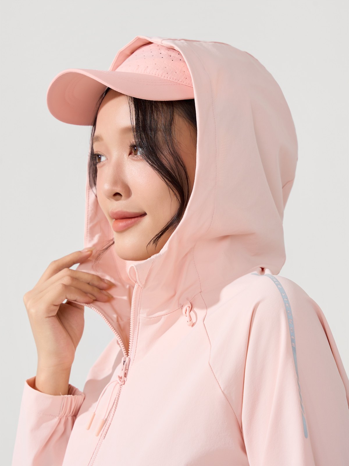 Áo gió nữ phong cách Athleisure