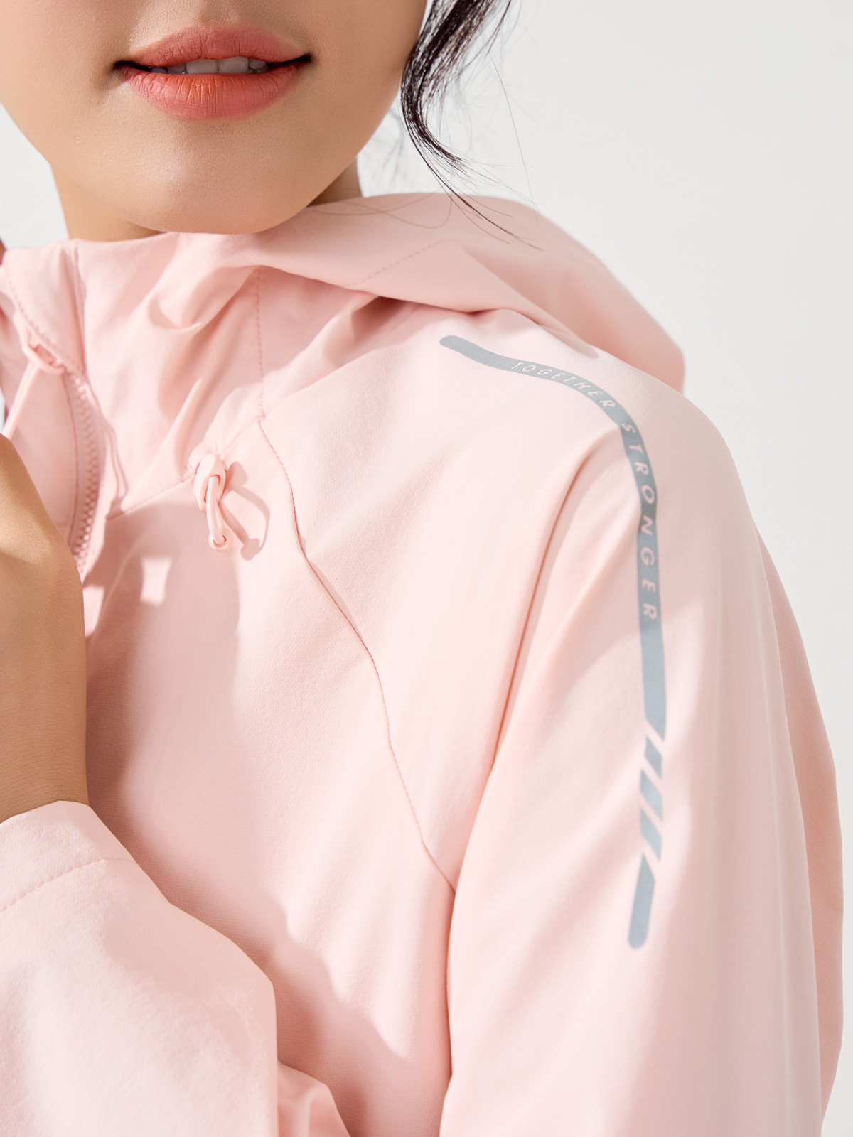 Áo gió nữ phong cách Athleisure