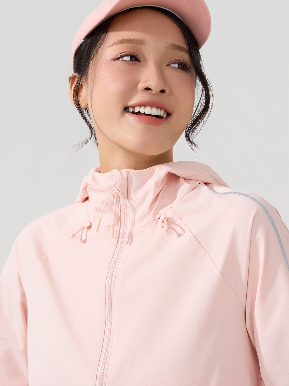 Áo gió nữ phong cách Athleisure