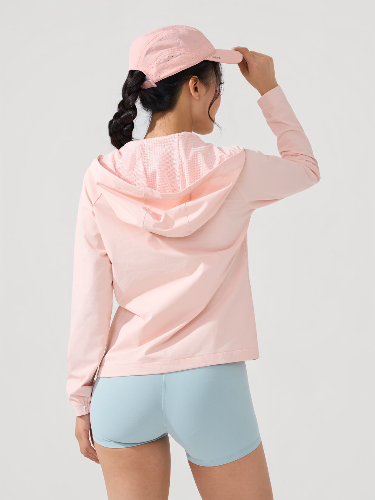 Áo gió nữ phong cách Athleisure