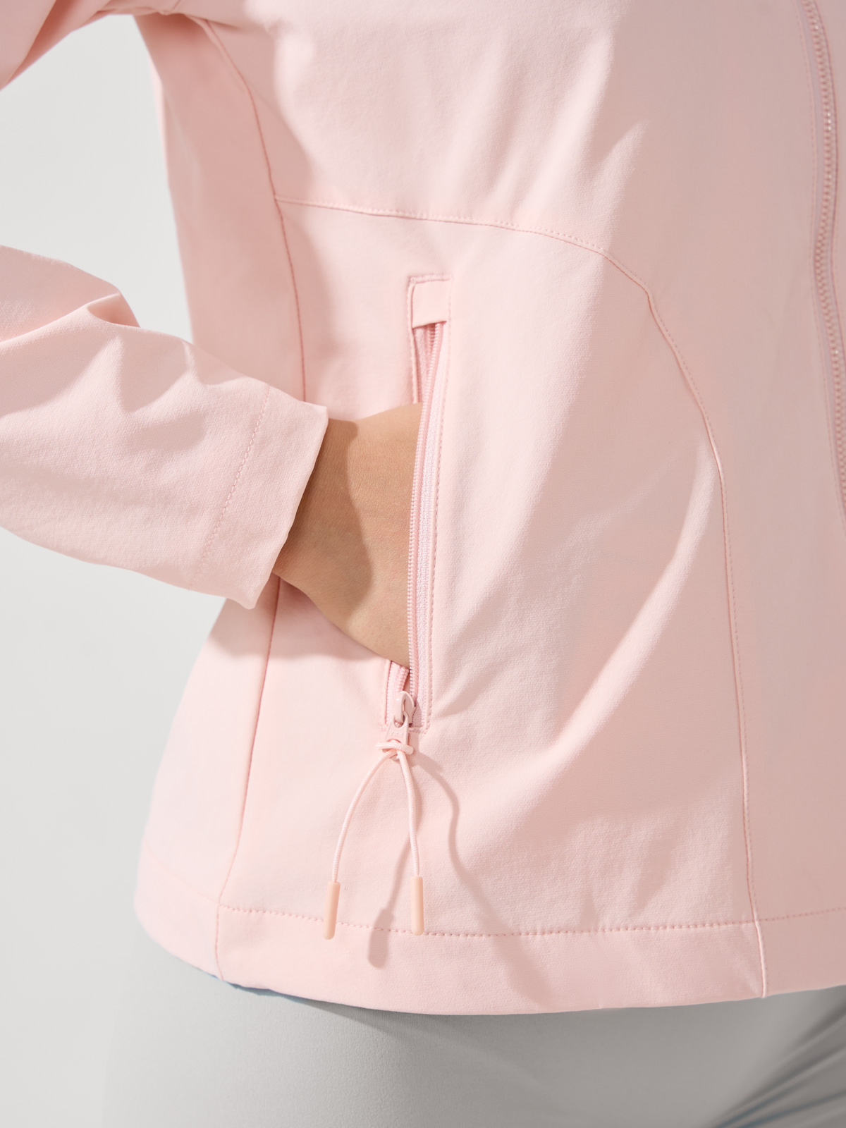 Áo gió nữ phong cách Athleisure