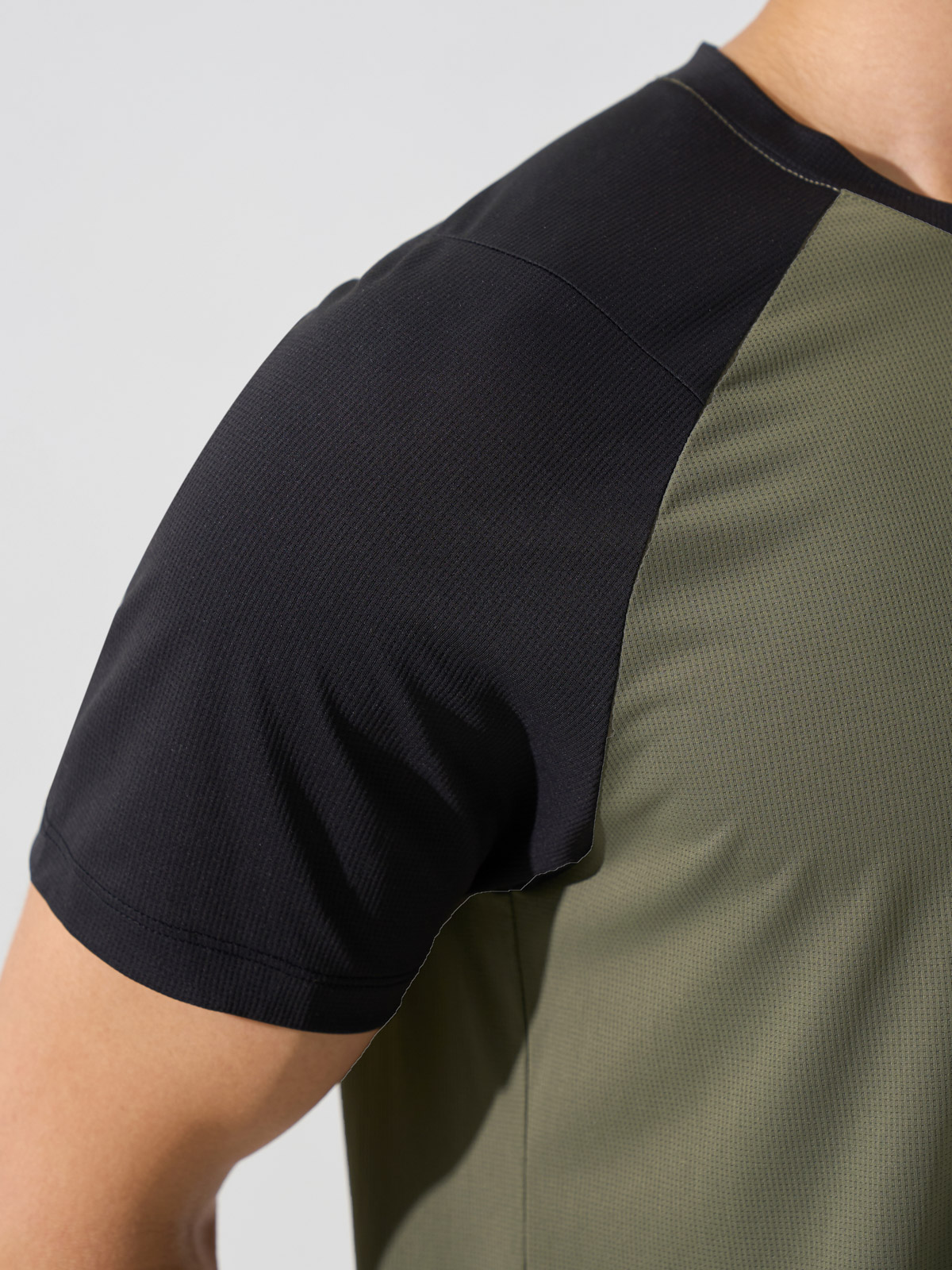 Áo Thun Thể Thao Raglan Motion Tee