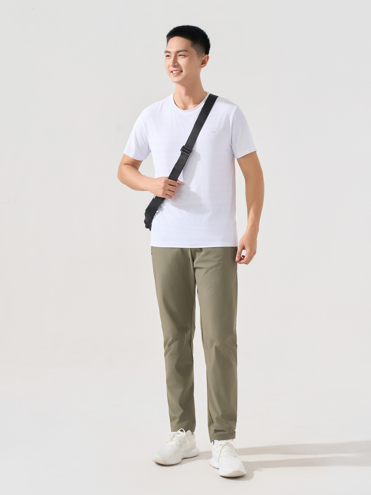 Quần Gió Thể Thao Túi Sườn Dáng Slim Fit