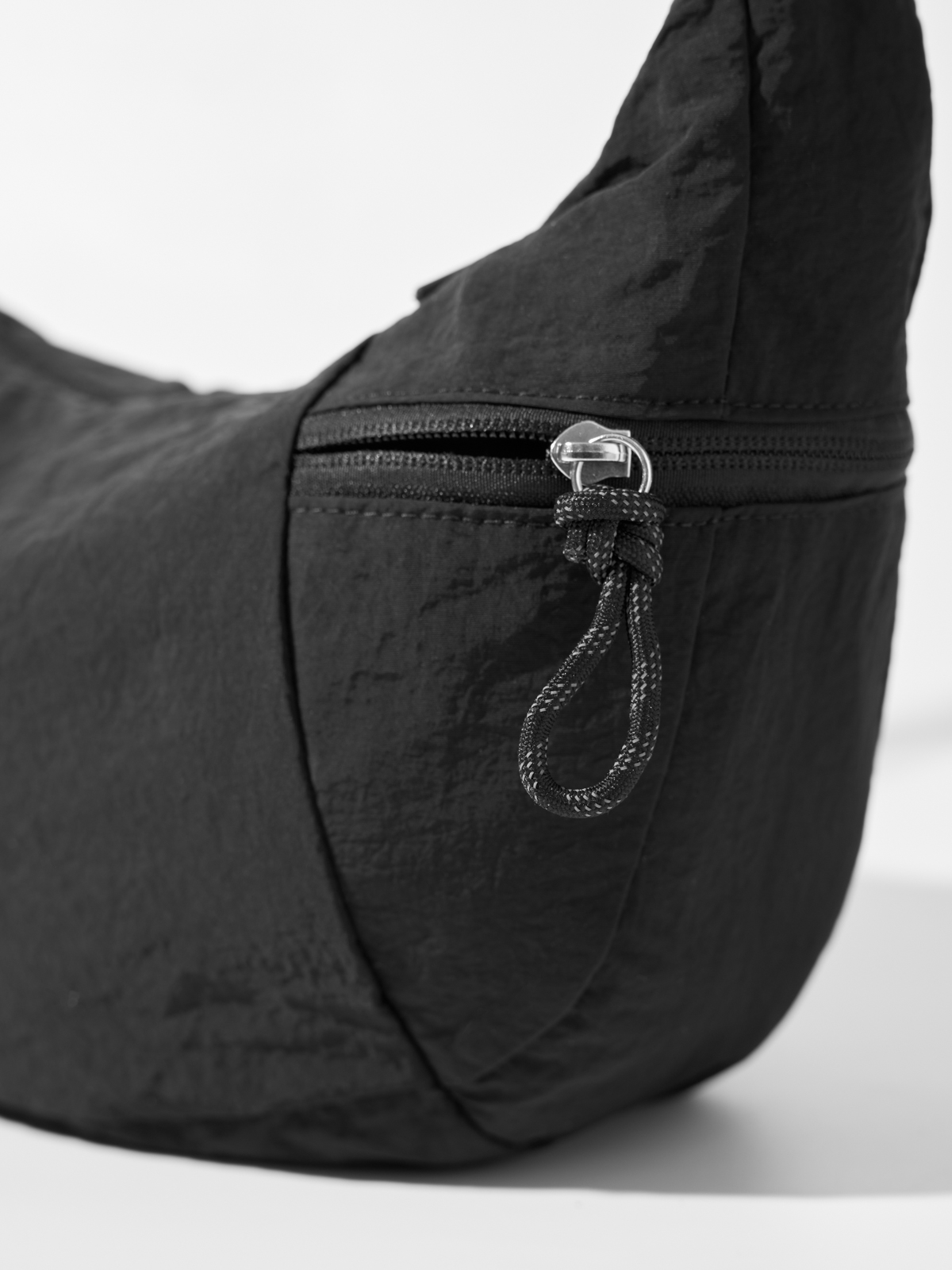 Túi Đeo Chéo Bán Nguyệt Nevo