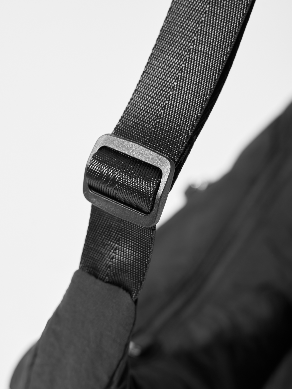 Túi Đeo Chéo Bán Nguyệt Nevo